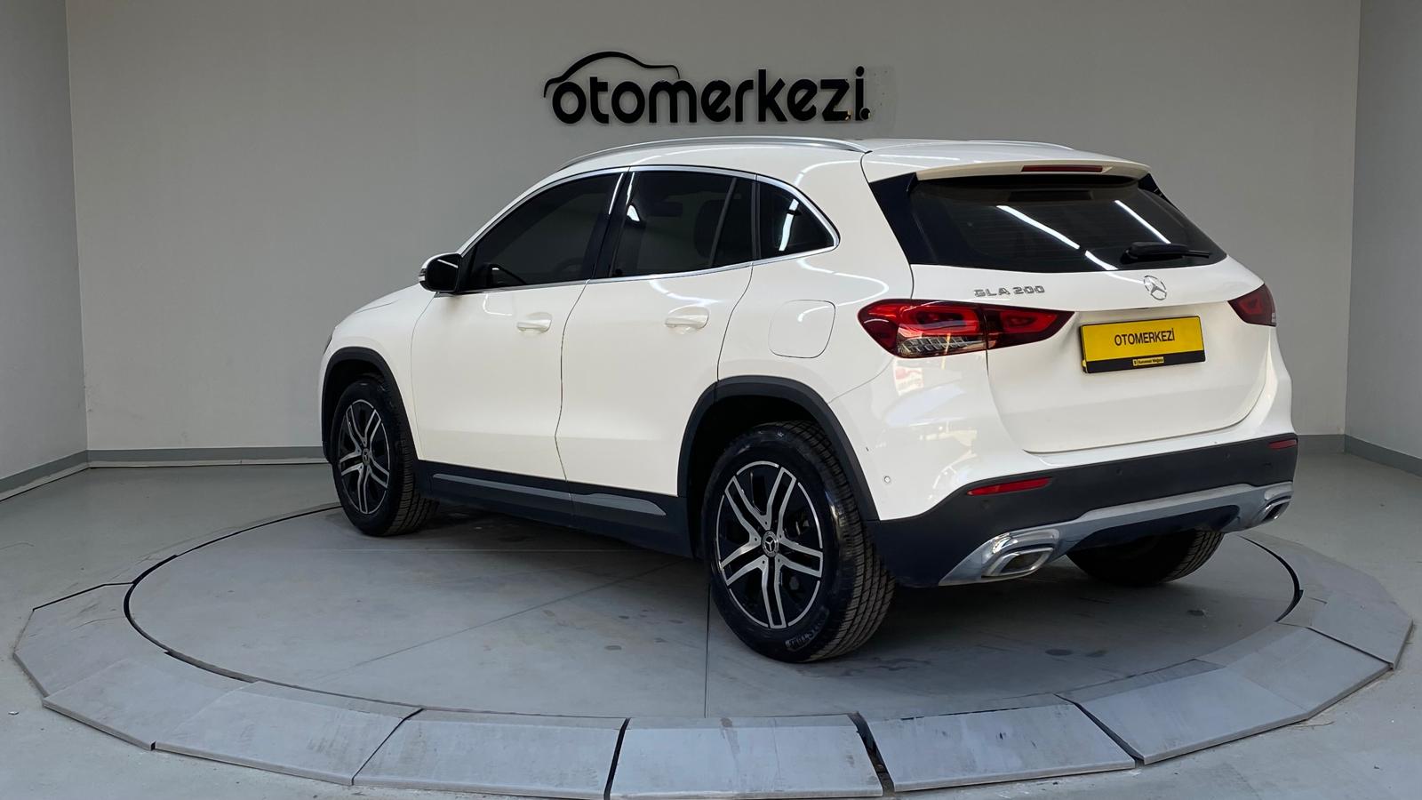MERCEDES GLA 9